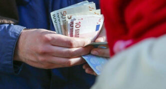 Επίδομα 250 ευρώ: Ποιοι οι δικαιούχοι και πότε καταβάλλεται η μόνιμη ενίσχυση