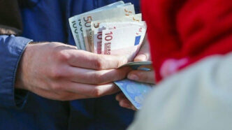 Επίδομα 250 ευρώ: Ποιοι οι δικαιούχοι και πότε καταβάλλεται η μόνιμη ενίσχυση