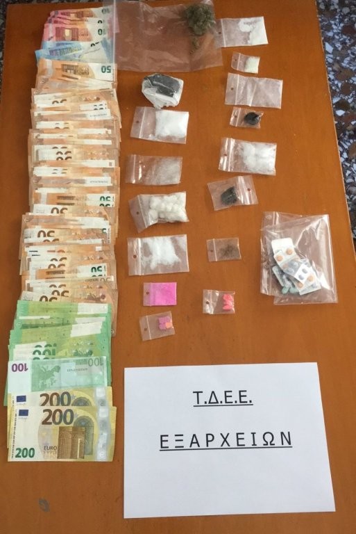 Εξάρχεια: Συνελήφθη 34χρονος για διακίνηση ναρκωτικών – Κατασχέθηκαν μεθαμφεταμίνη, κοκαΐνη και 6.480 ευρώ