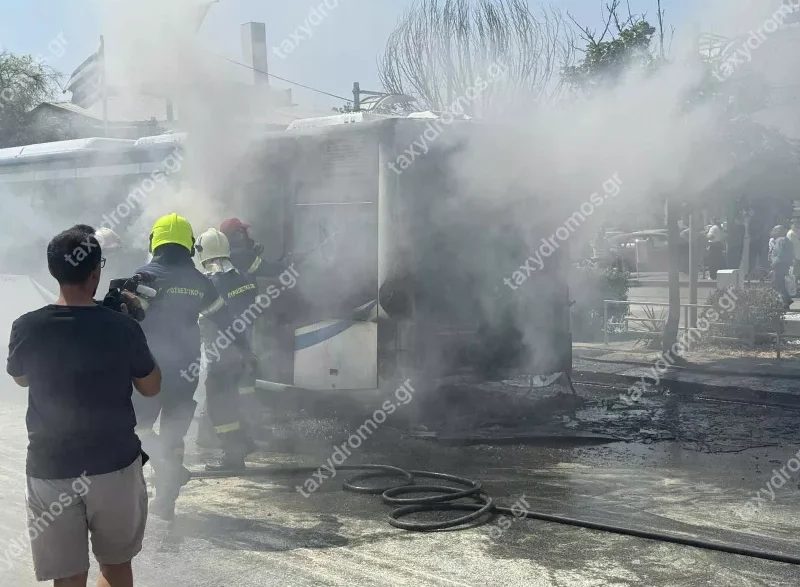 Βόλος: Φωτιά ξέσπασε σε αστικό λεωφορείο στην οδό Λαρίσης - Σώοι οι επιβάτες