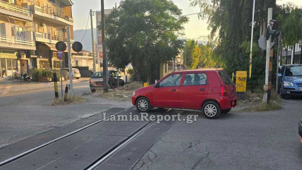 Λαμία: Άφησε το αυτοκίνητό του στις γραμμές του τρένου-Φωτό 8 Λαμία: Άφησε το αυτοκίνητό του στις γραμμές του τρένου-Φωτό