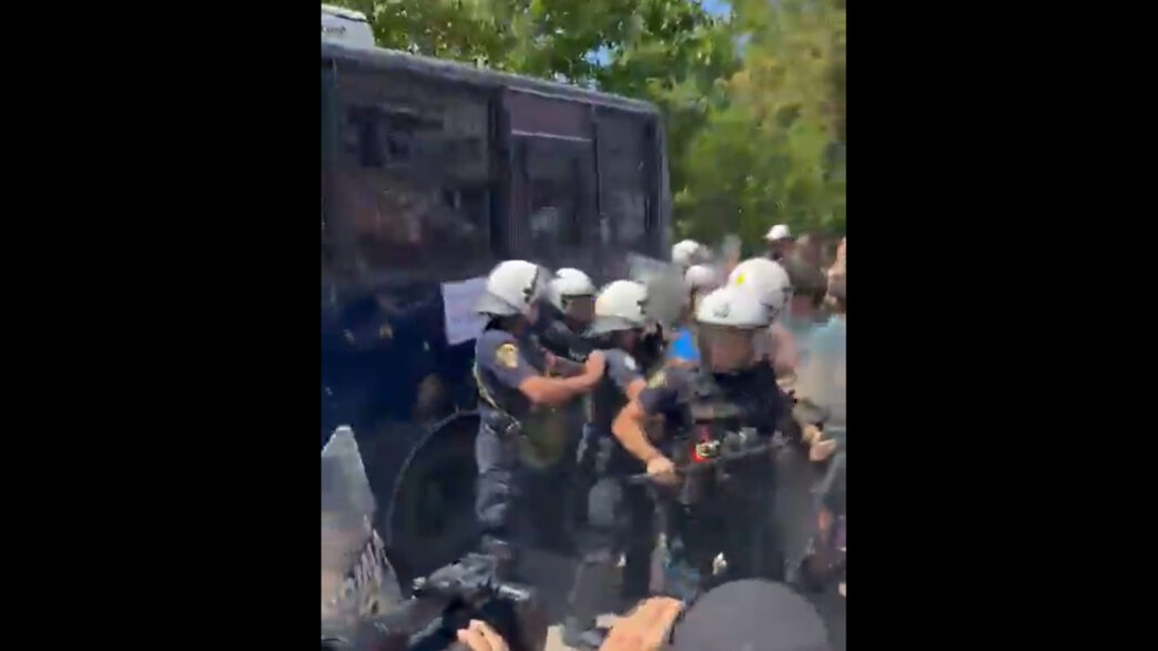 Ανάβυσσος: Χημικά και ένταση σε διαμαρτυρία φοιτητών έξω από τη Σύνοδο των Πρυτάνεων