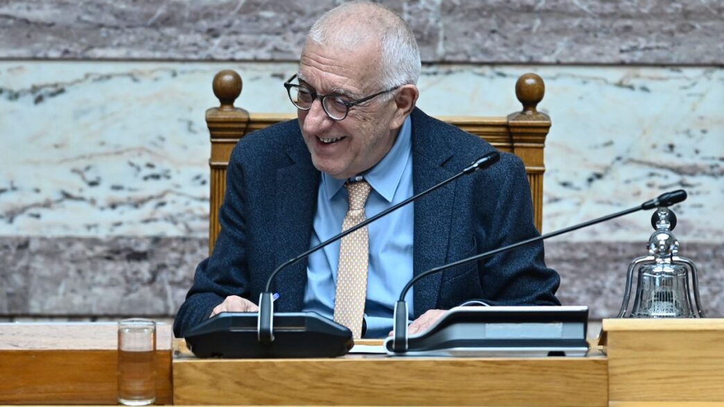 Μια διαφορετική εικόνα του Προέδρου της Βουλής με τον Νικήτα Κακλαμάνη στο «τιμόνι»