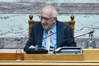 Μια διαφορετική εικόνα του Προέδρου της Βουλής με τον Νικήτα Κακλαμάνη στο «τιμόνι»