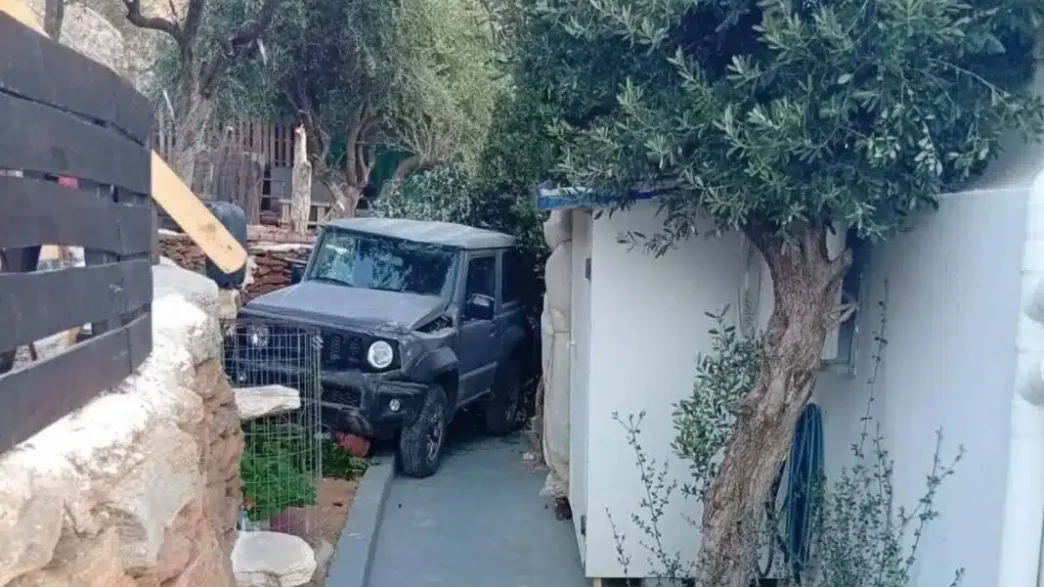 Τήνος: Ισχυροί άνεμοι παρέσυραν τζιπ – Κατέληξε μέσα σε αυλή σπιτιού