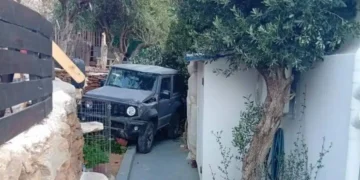 Τήνος: Ισχυροί άνεμοι παρέσυραν τζιπ – Κατέληξε μέσα σε αυλή σπιτιού