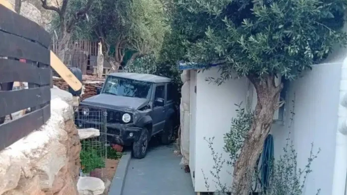 Τήνος: Ισχυροί άνεμοι παρέσυραν τζιπ – Κατέληξε μέσα σε αυλή σπιτιού