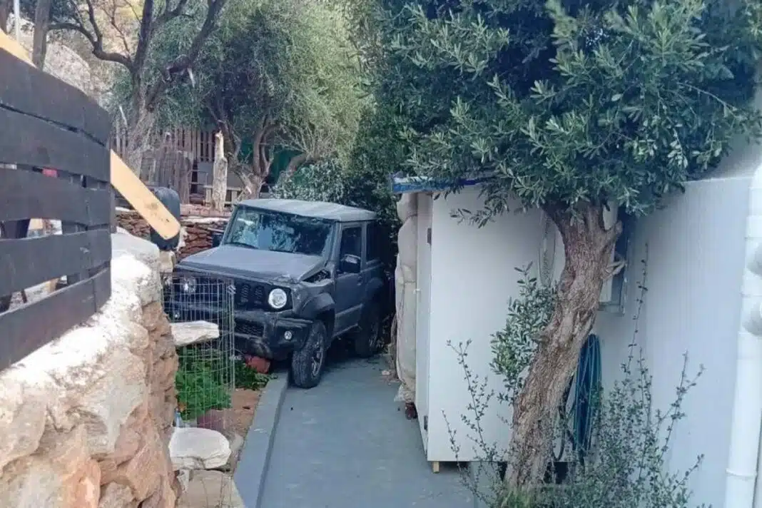 Τήνος: Ισχυροί άνεμοι παρέσυραν τζιπ – Κατέληξε μέσα σε αυλή σπιτιού