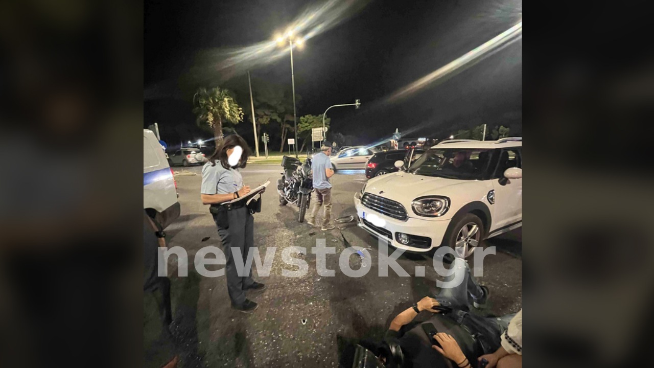 Τροχαίο στη Βάρκιζα: Νεαρός στο νοσοκομείο μετά από σύγκρουση – Ερωτήματα για την 48λεπτη καθυστέρηση του ΕΚΑΒ, συγκινητική η βοήθεια πολιτών