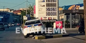 Χαλκίδα – Περιπολικό της ΕΛΑΣ Καρφώθηκε σε κολόνα βενζινάδικου
