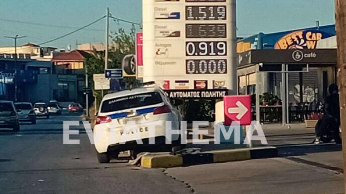Χαλκίδα – Περιπολικό της ΕΛΑΣ Καρφώθηκε σε κολόνα βενζινάδικου