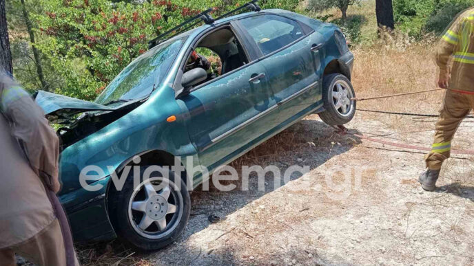 Σοβαρό τροχαίο στην Εύβοια – Αυτοκίνητο με ηλικιωμένους στο χείλος του γκρεμού