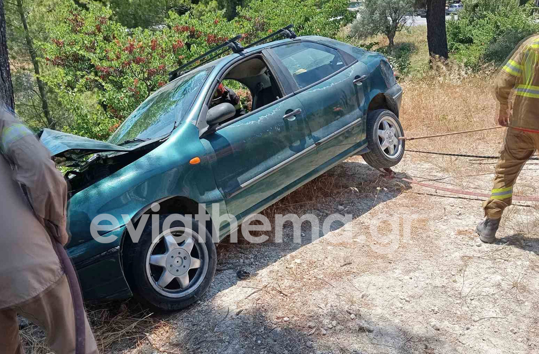 Σοβαρό τροχαίο στην Εύβοια – Αυτοκίνητο με ηλικιωμένους στο χείλος του γκρεμού