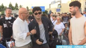 Νεαρός ταξιδιώτης τρολάρει πριν φύγει για διακοπές