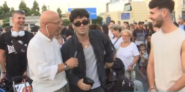Νεαρός ταξιδιώτης τρολάρει πριν φύγει για διακοπές