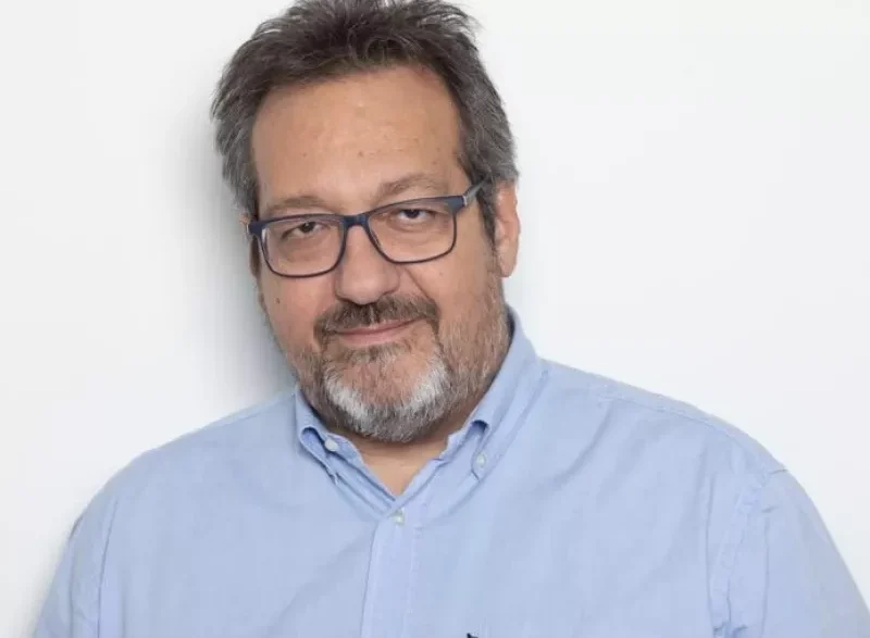 Κωστής Τσιακανίκας: Ο Στρατηγός που κρατά την ενημέρωση του ΣΚΑΪ σταθερά στην κορυφή της τηλεθέασης