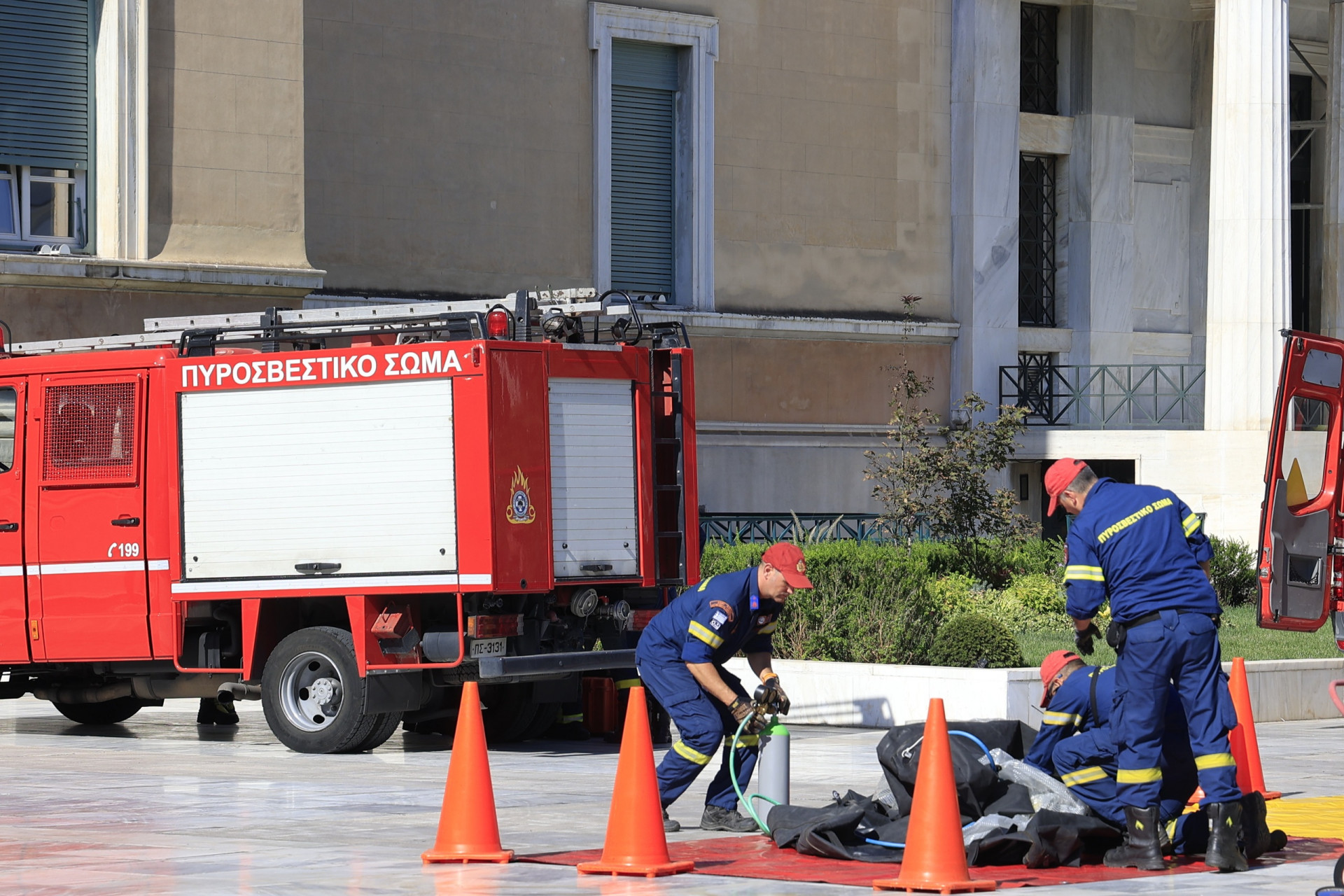 Βουλή: Ύποπτος φάκελος με σκόνη σήμανε συναγερμό