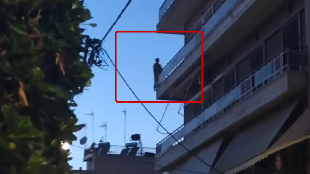 Αγρίνιο γυναίκα μπαλκόνι
