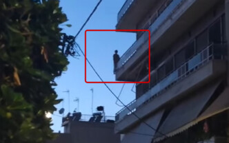 Αγρίνιο γυναίκα μπαλκόνι