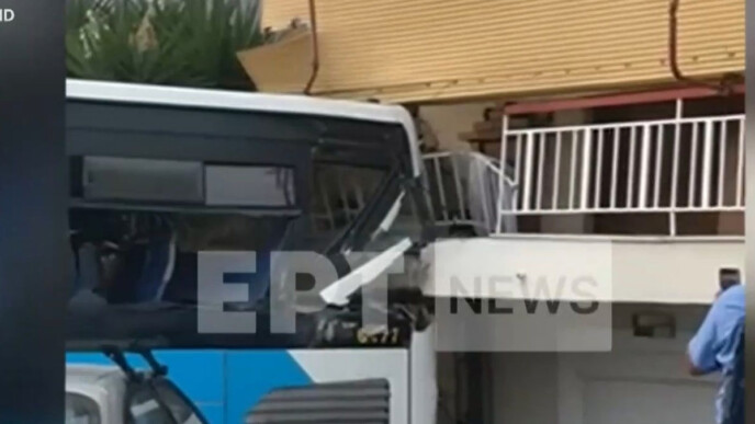 Λεωφορείο σε σπίτι Παπάγου