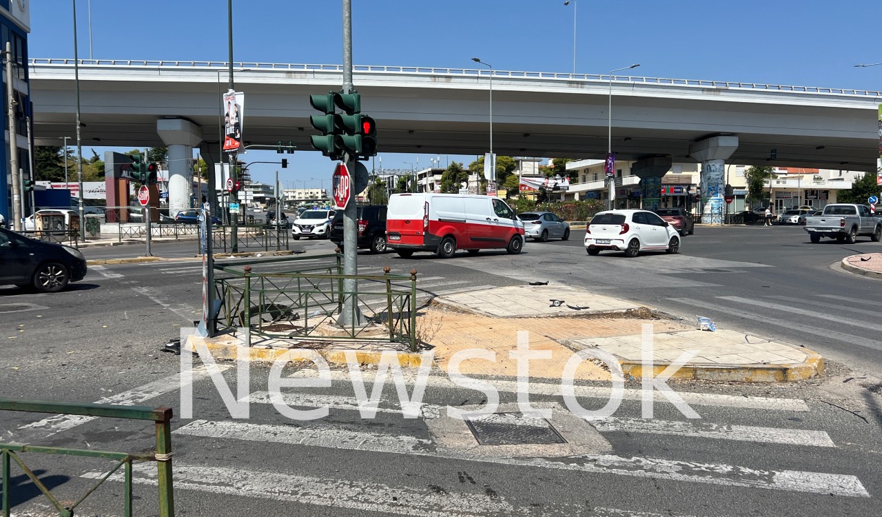 Σοβαρό τροχαίο στην Αγία Παρασκευή: Κρίσιμη η κατάσταση 25χρονου οδηγού μηχανής μετά από σύγκρουση με Ι.Χ. - newstok.gr