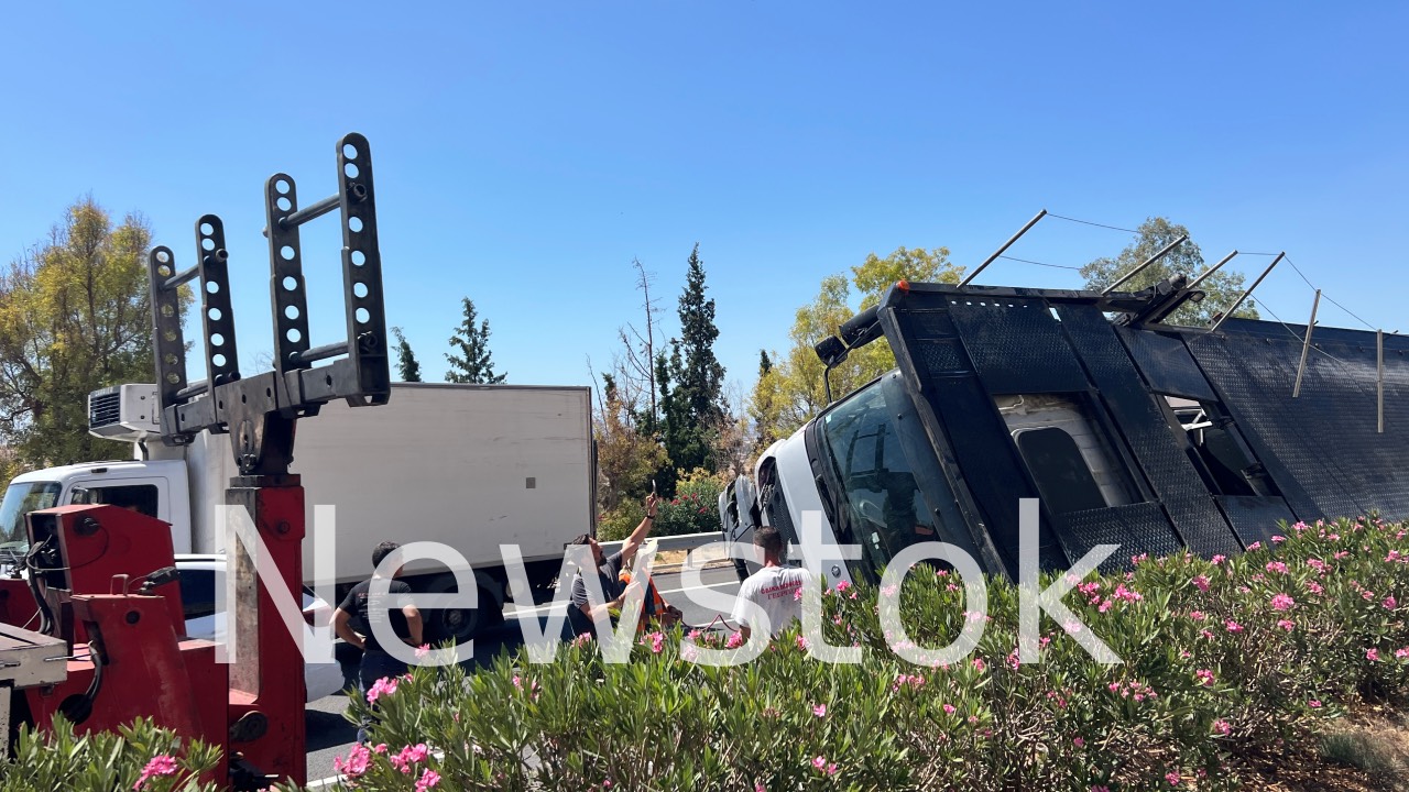 Σοβαρό ατύχημα στην Αττική Οδό με νταλίκα που μετέφερε αυτοκίνητα
