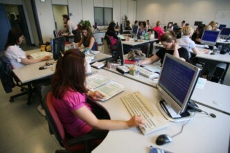 Μισθοί στο Δημόσιο: Έρχονται νέες αυξήσεις για χιλιάδες υπαλλήλους, ένστολους και ακαδημαϊκούς – Όλες οι αλλαγές