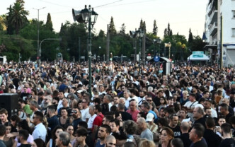 Συγκέντρωση για τα Τέμπη στο Σύνταγμα - Κλειστοί δρόμοι και Μετρό στο κέντρο