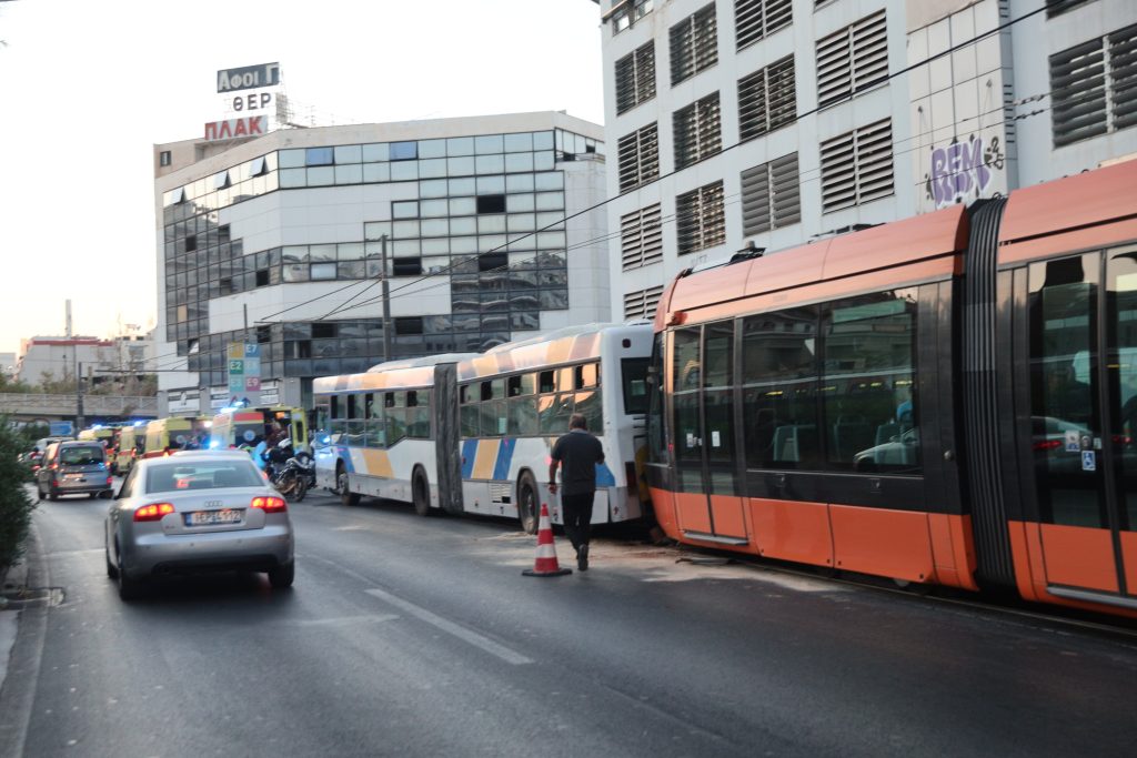 Πειραιάς: Τραμ έπεσε πάνω σε λεωφορείο γεμάτο κόσμο – Δεκάδες τραυματίες