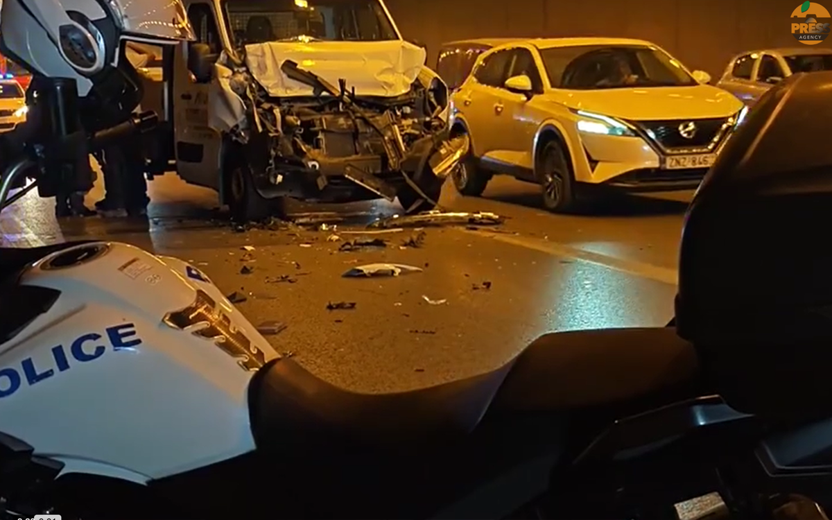 Σοβαρό τροχαίο στη λεωφόρο Ποσειδώνος: Φορτηγό, αυτοκίνητο και δύο μηχανές συγκρούστηκαν – Τραυματίας στο νοσοκομείο
