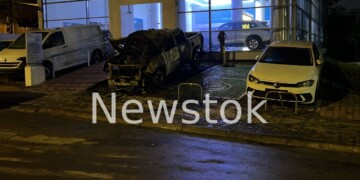 Μεγάλη Πυρκαγιά σε Αντιπροσωπεία Αυτοκινήτων στη Νέα Φιλαδέλφεια – Εξετάζεται το Σενάριο του Εμπρησμού