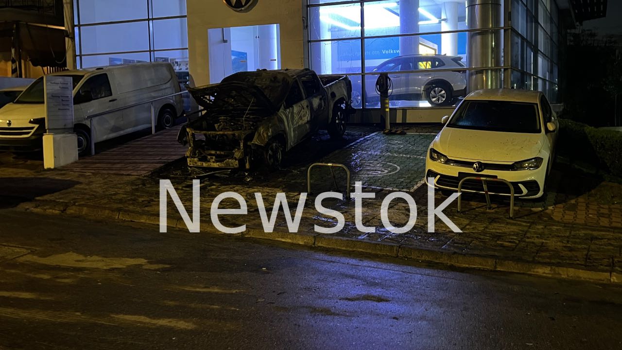 Μεγάλη Πυρκαγιά σε Αντιπροσωπεία Αυτοκινήτων στη Νέα Φιλαδέλφεια – Εξετάζεται το Σενάριο του Εμπρησμού - newstok.gr