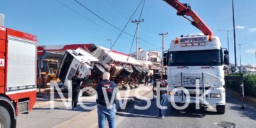 Ανατροπή φορτηγού με χώμα στη Λεωφόρο Βάρης – Κορωπίου: τραυματίστηκε ο οδηγός