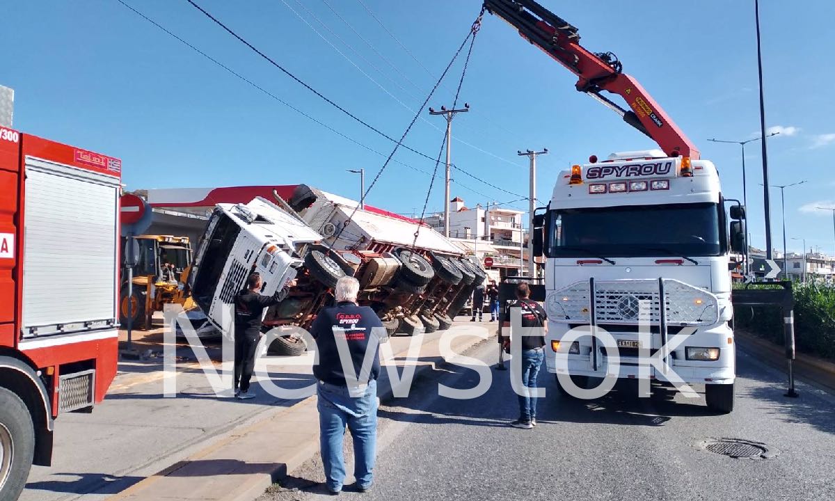 Ανατροπή φορτηγού με χώμα στη Λεωφόρο Βάρης - Κορωπίου: τραυματίστηκε ο οδηγός - newstok.gr