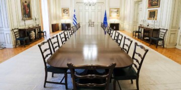 Φουντώνουν τα σενάρια για ανασχηματισμό – Στο μικροσκόπιο υπουργοί και επιστροφές