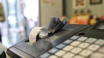 Φορολογικό «πέναλτι» 22% για όσους δεν «χτίσουν» το αφορολόγητο με ηλεκτρονικές αποδείξεις το 2025!
