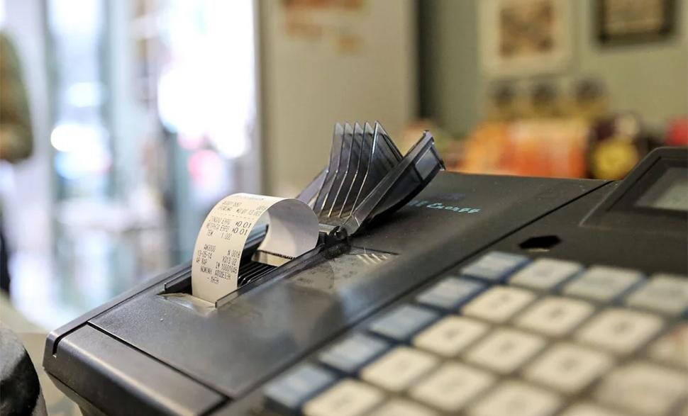 Φορολογικό «πέναλτι» 22% για όσους δεν «χτίσουν» το αφορολόγητο με ηλεκτρονικές αποδείξεις το 2025!