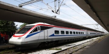 Βλάβη στην αμαξοστοιχία Θεσσαλονίκη – Αθήνα: Ακινητοποιήθηκε έξω από το Λιτόχωρο – Τι ανακοίνωσε η Hellenic Train