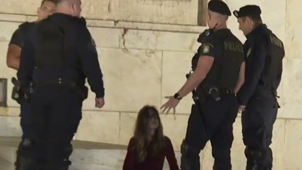 Γυναίκα κάθισε πάνω στο Μνημείο του Αγνώστου Στρατιώτη – Επέμβαση της Αστυνομίας στο Σύνταγμα