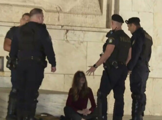 Γυναίκα κάθισε πάνω στο Μνημείο του Αγνώστου Στρατιώτη – Επέμβαση της Αστυνομίας στο Σύνταγμα