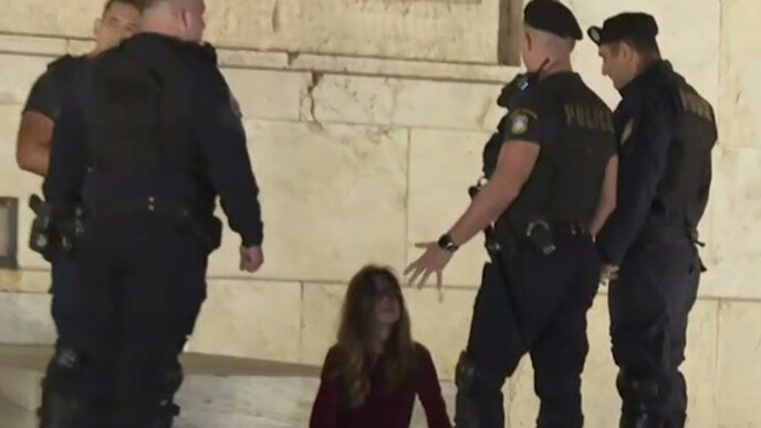 Γυναίκα κάθισε πάνω στο Μνημείο του Αγνώστου Στρατιώτη – Επέμβαση της Αστυνομίας στο Σύνταγμα