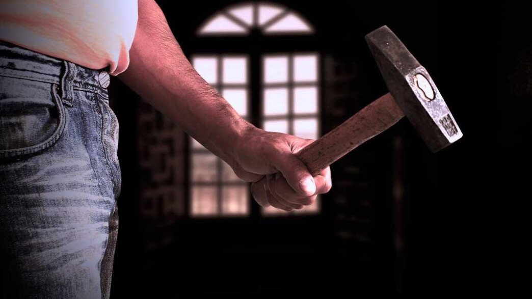 Θεσσαλονίκη: 70χρονος δέχτηκε άγρια επίθεση με σφυρί από τον 31χρονο συγκατοικό του – Του έκλεψε και τις τραπεζικές κάρτες!