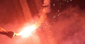 Πατέρας έδωσε φωτοβολίδες στον 12χρονο γιο του μέσα στο γήπεδο – Συνελήφθη από την Αστυνομία