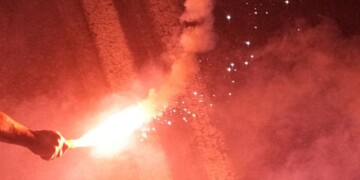 Πατέρας έδωσε φωτοβολίδες στον 12χρονο γιο του μέσα στο γήπεδο – Συνελήφθη από την Αστυνομία