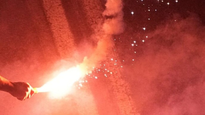 Πατέρας έδωσε φωτοβολίδες στον 12χρονο γιο του μέσα στο γήπεδο – Συνελήφθη από την Αστυνομία