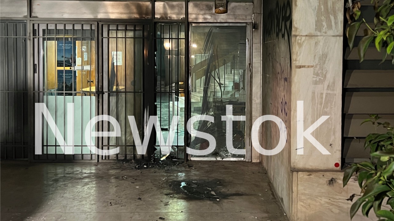 Επίθεση με γκαζάκια σε παράρτημα του Υπουργείου Αγροτικής Ανάπτυξης στην Καλλιθέα - newstok.gr