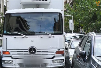 Κομφούζιο στα Εξάρχεια: Φορτηγό προκάλεσε ζημιές σε εννέα οχήματα και «φράκαρε» στην Καλλιδρομίου