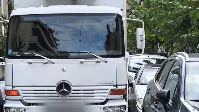 Κομφούζιο στα Εξάρχεια: Φορτηγό προκάλεσε ζημιές σε εννέα οχήματα και «φράκαρε» στην Καλλιδρομίου