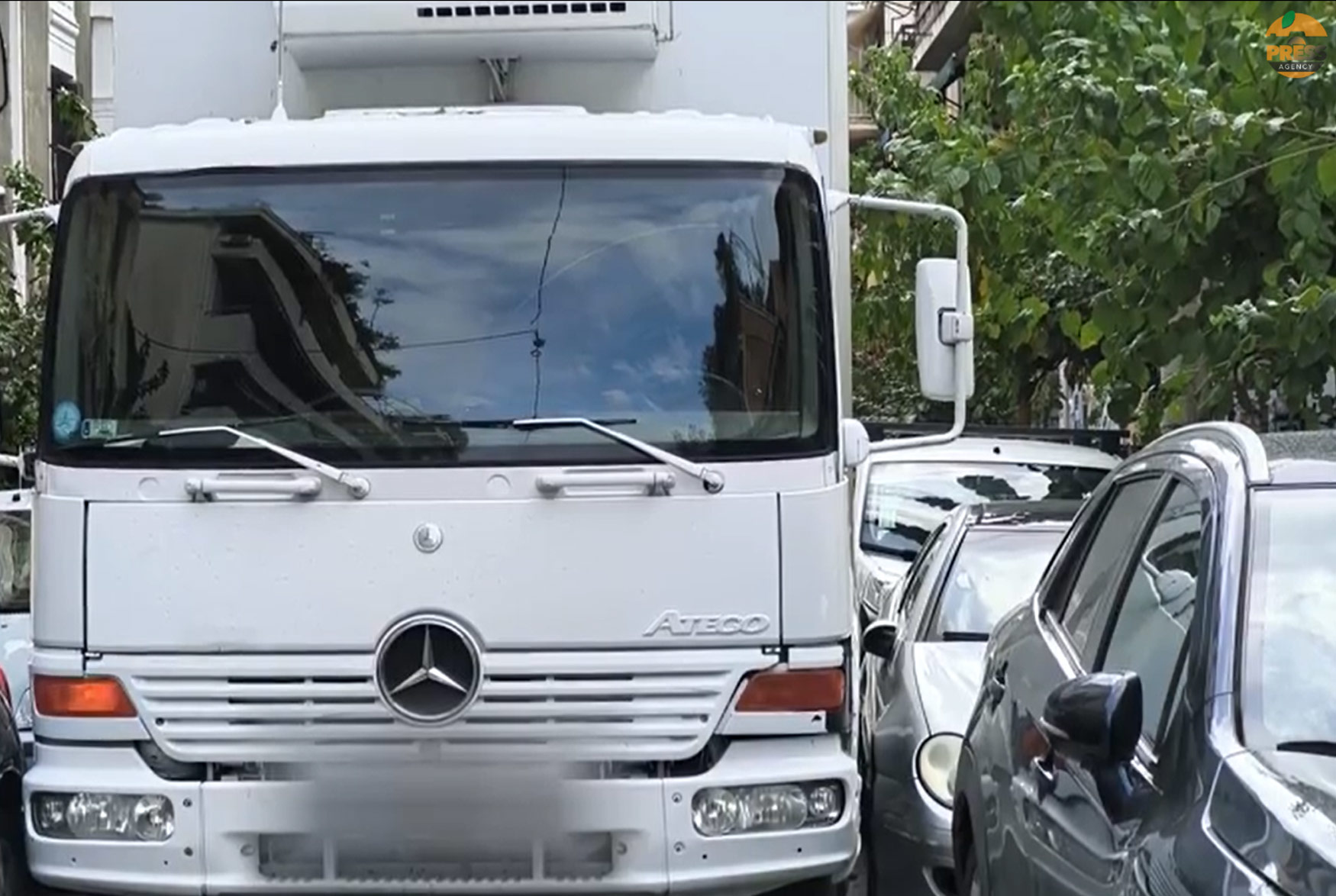 Κομφούζιο στα Εξάρχεια: Φορτηγό προκάλεσε ζημιές σε εννέα οχήματα και «φράκαρε» στην Καλλιδρομίου