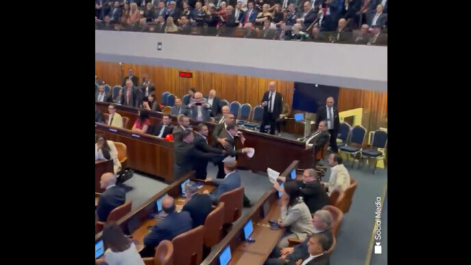 Ένταση στην Κνεσέτ: Βουλευτές σήκωσαν πανό «Αναγνωρίστε την Παλαιστίνη» κατά την ομιλία του Τραμπ